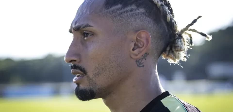 Futbolchi trening maydonida yon tomondan ko'rinmoqda