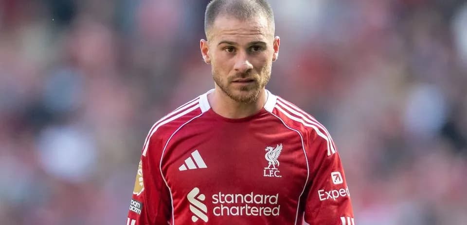 Futbolchi LFC formasida o'yin maydonida