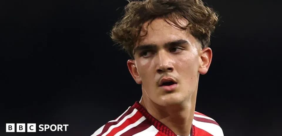 Futbolchi maydonda raqobatlashayotgan payt