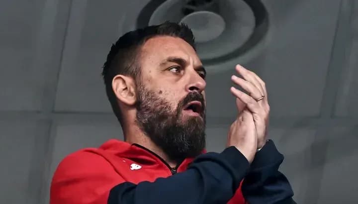 Kişi stadionda qo'llab-quvvatlayapti