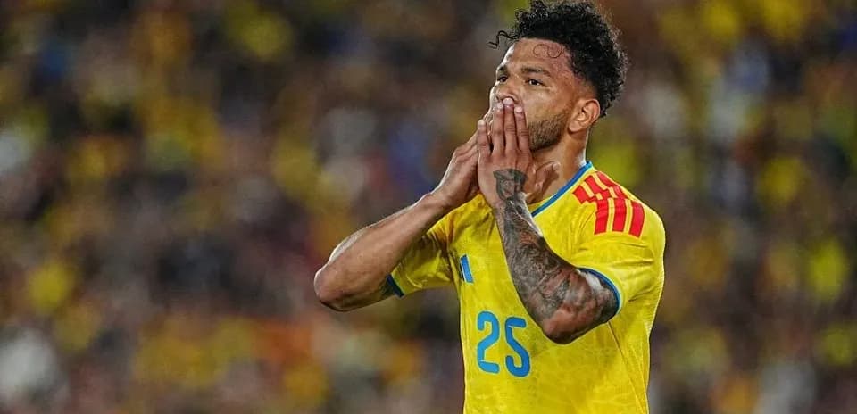 Futbolchi g'alabadan keyin qo'llarini yuziga qo'ygan