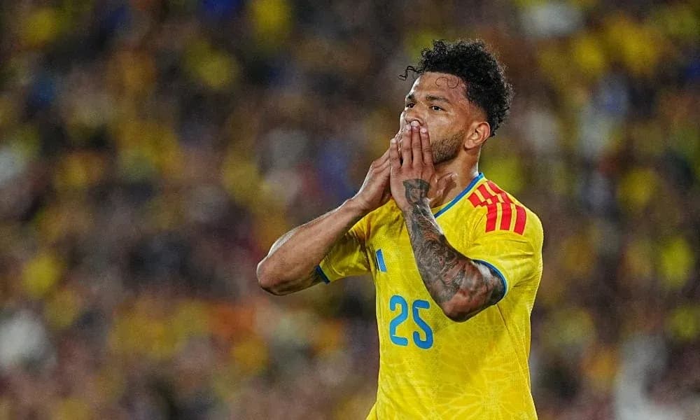 Futbolchi g'alabadan keyin qo'llarini yuziga qo'ygan
