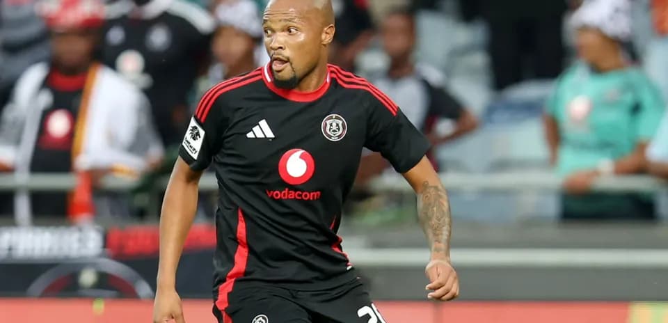 Futbolchi qora formada maydonda harakatlanmoqda