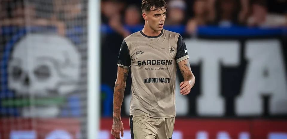 Futbolchi maydonda harakatda, qora va bej rangda