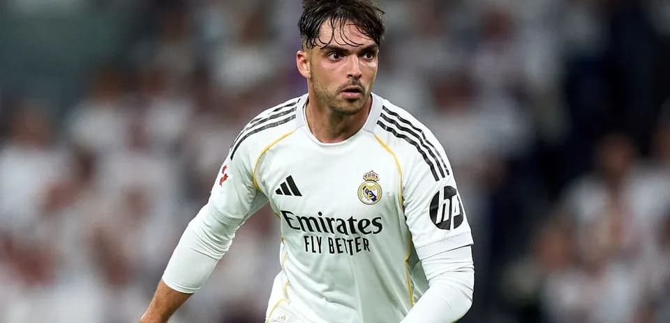 Futbolchi Real Madrid formasida maydonga chiqmoqda