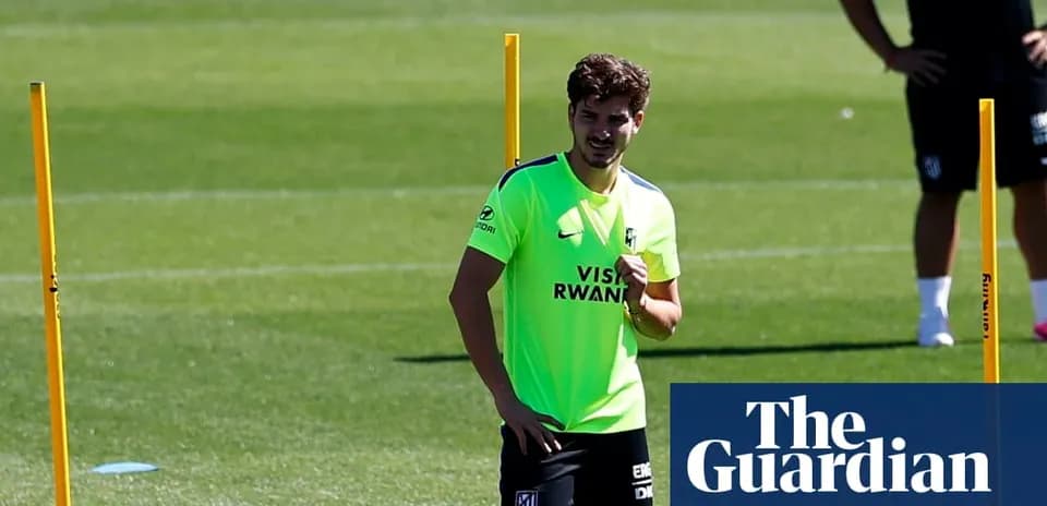 Futbolchi mashg'ulotda, sport maydonida turibdi