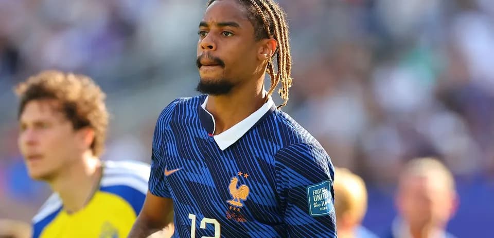 Fransiya futbolchisi maydonda harakat qilmoqda
