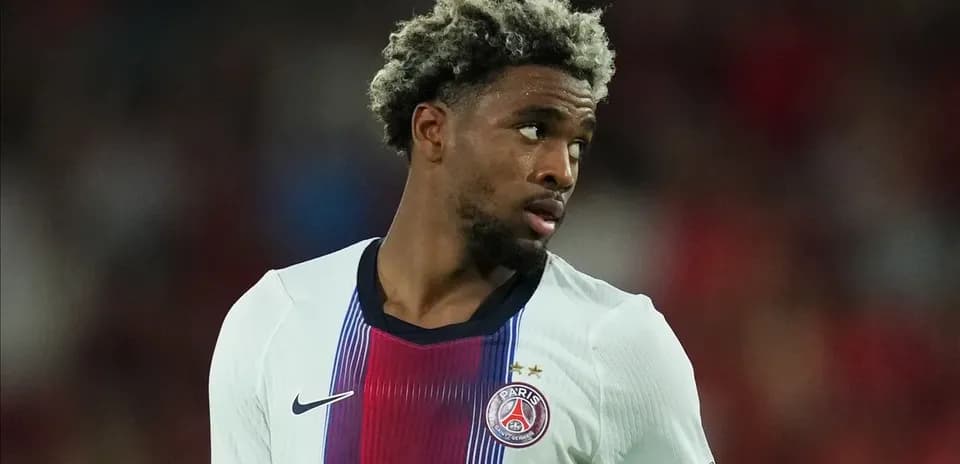 Futbolchi o'yin davomida maydonda harakatda