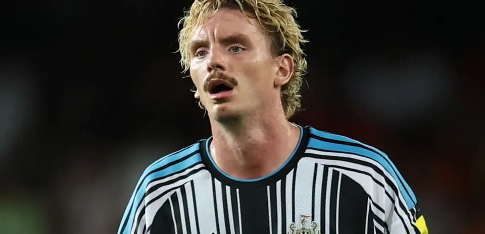 Futbolchi Newcastle United formasida o'yin davomida
