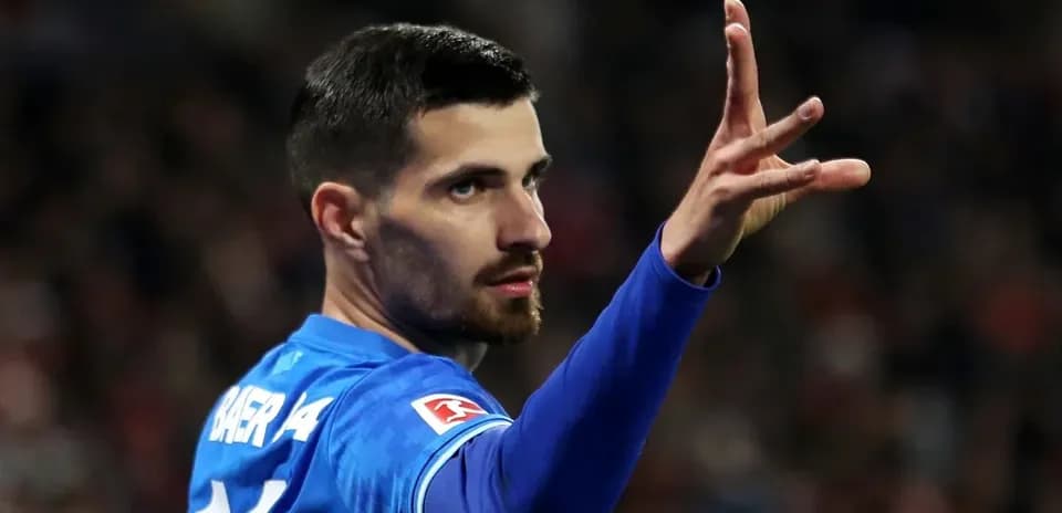 Futbolchi maydonda qo'l harakati bilan ko'rsatmoqda