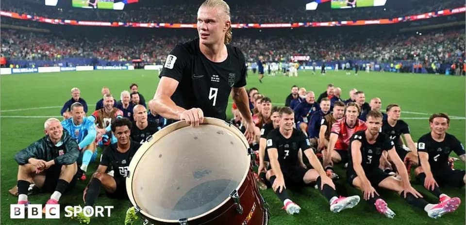 Futbolchilar maydonda jamoaviy suratga tushmoqda