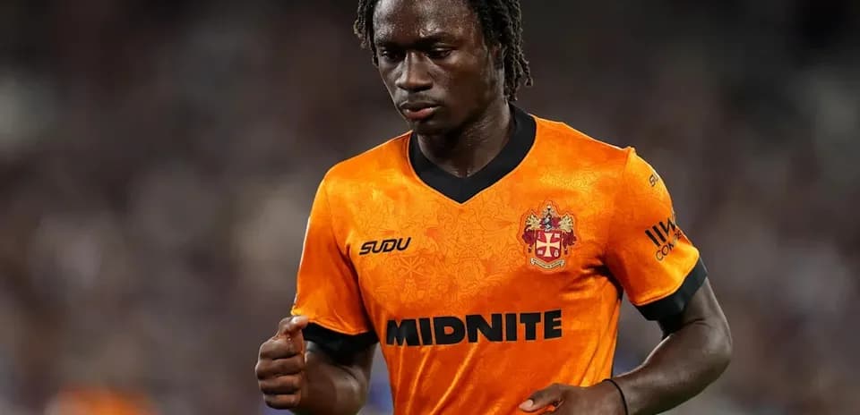 Futbolchi o'yin davomida maydonda yurmoqda