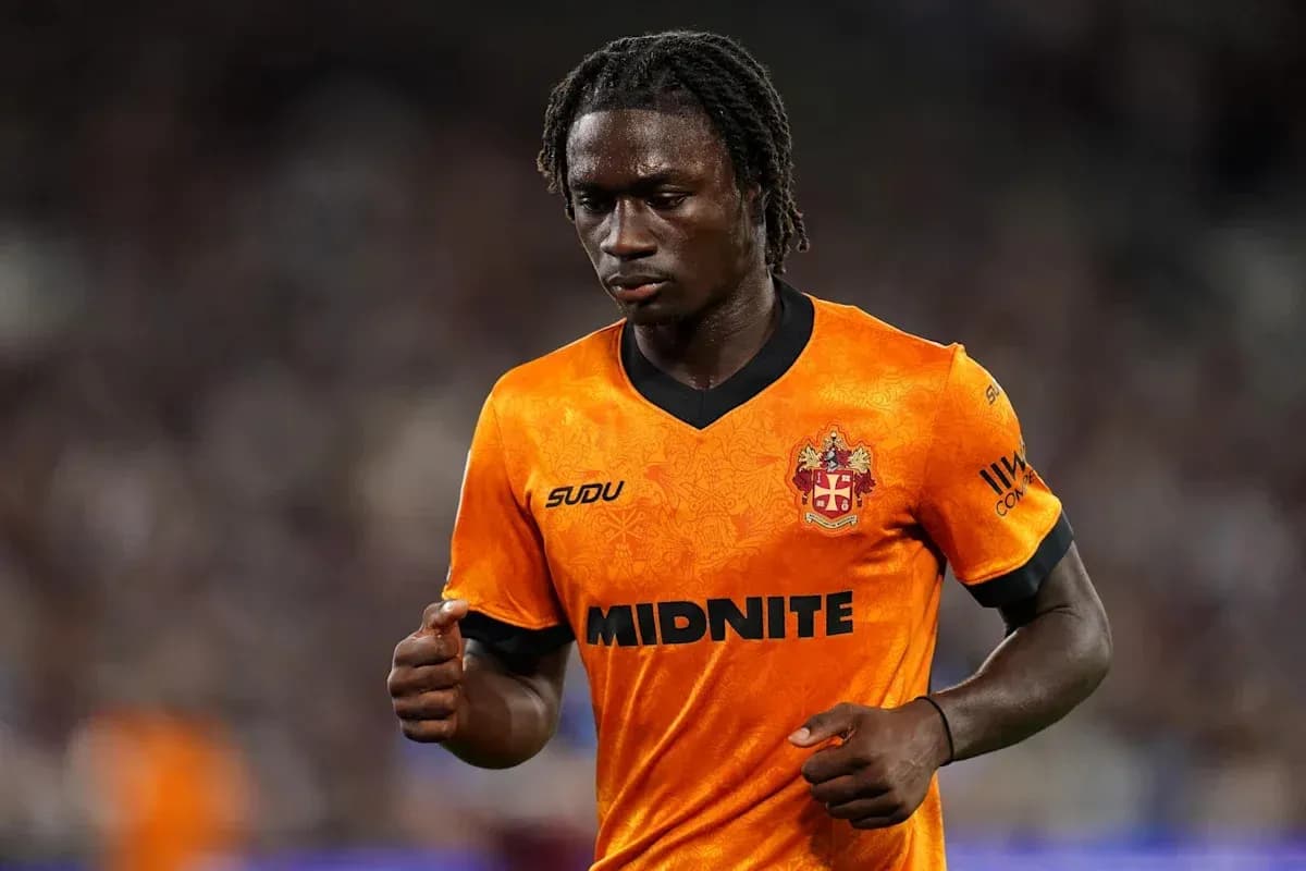 Futbolchi o'yin davomida maydonda yurmoqda