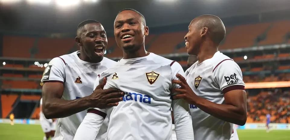 Futbolchilar gol urganidan keyin quvonch bilan nishonlamoqda