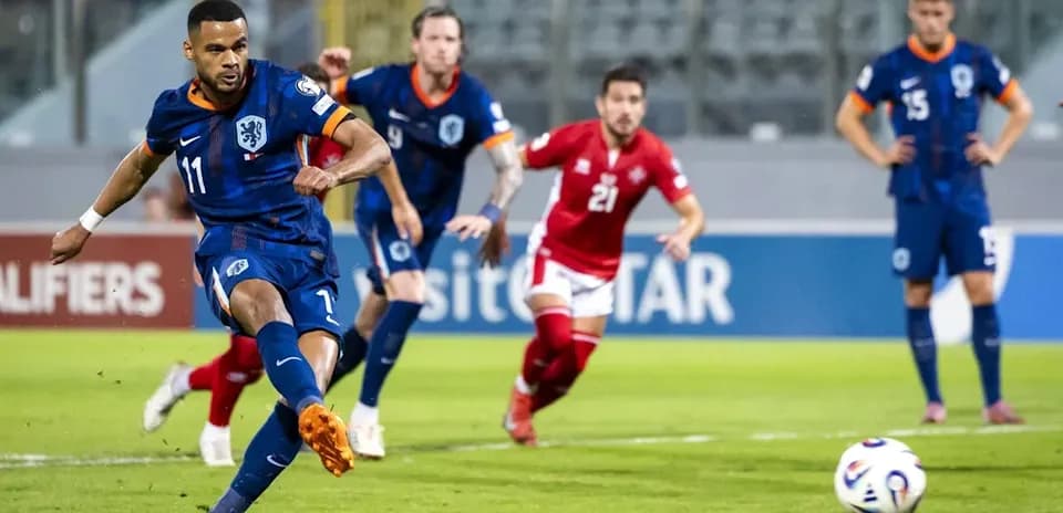 O'yinchi penalti zarbasini amalga oshirmoqda
