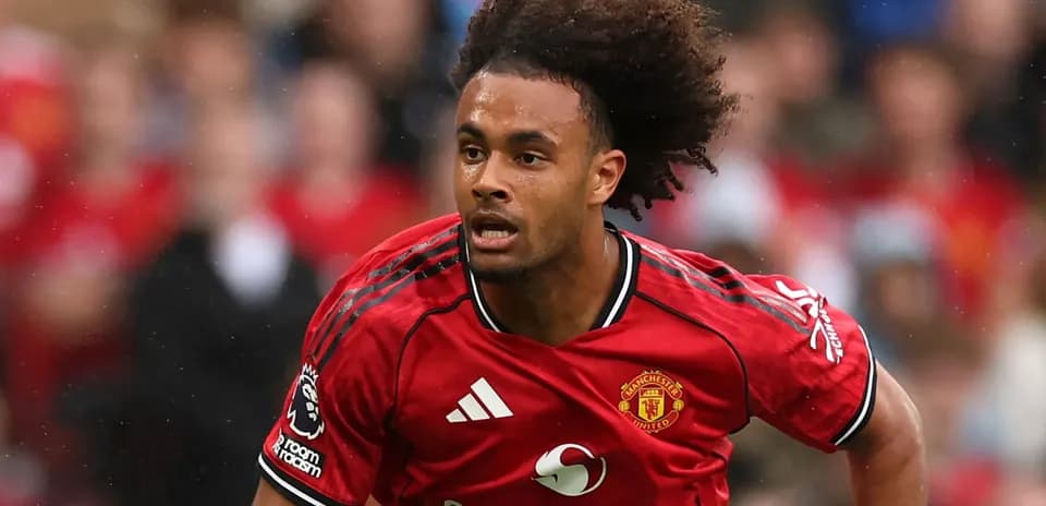 Futbolchi Manchester United formasi bilan yugurmoqda