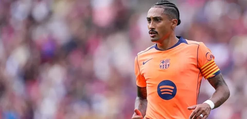 Futbolchi maydonda harakatda, Barcelona formasi kiygan