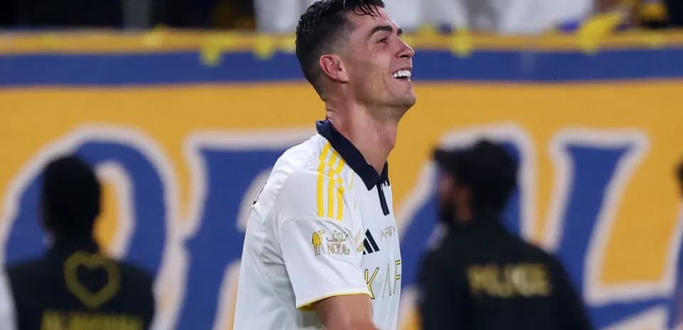 Futbolchi maydonda raqobatlashmoqda