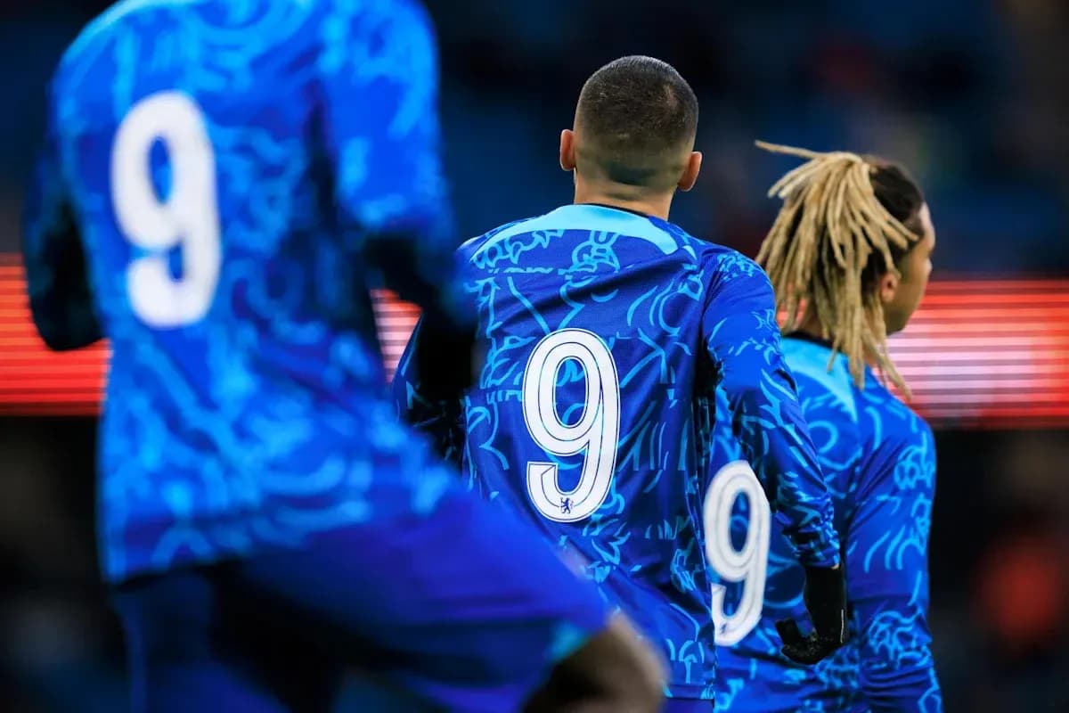 Futbolchilar ko'k formada, orqa tomondan raqami 9