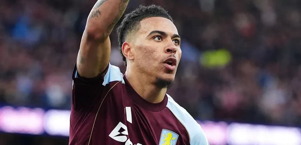 Futbolchi Aston Villa formasida maydonda harakatda