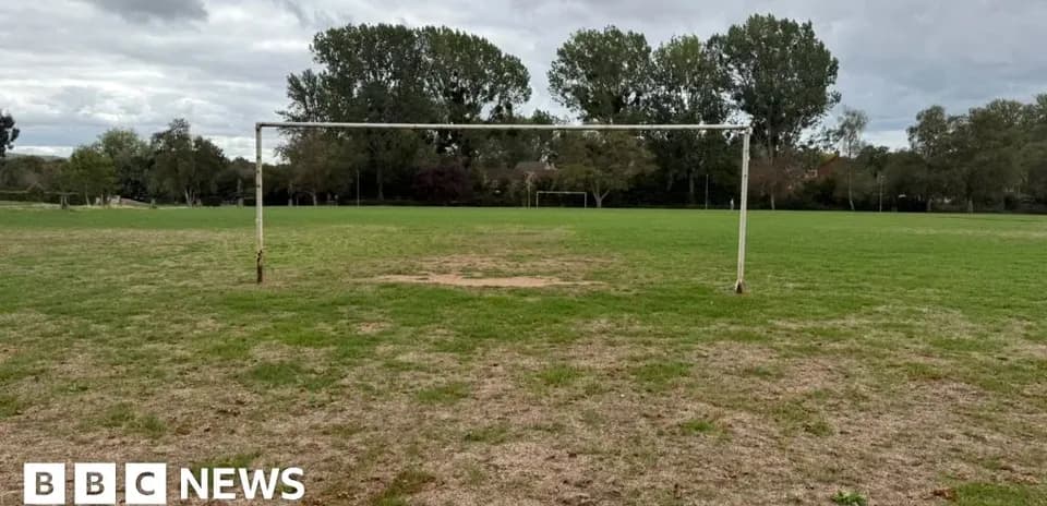 Bo'sh futbol darvozasining panoramasi