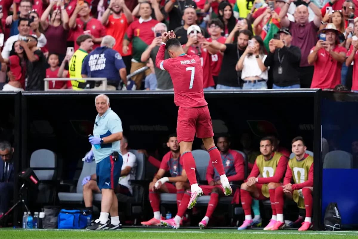 Futbolchi maydonga kirishdan oldin sakrab turibdi