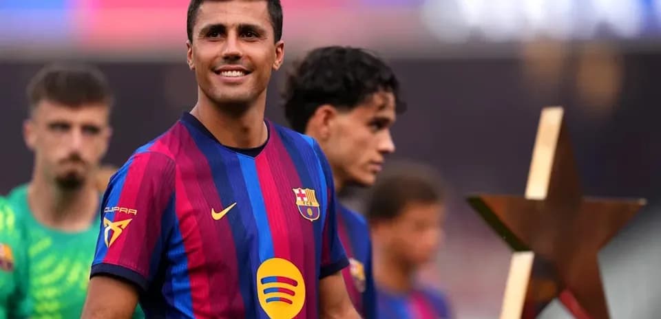Futbolchi Barcelona formasida, yulduzli mukofot oldida