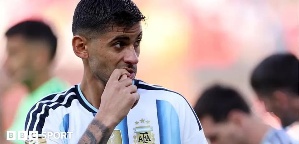 Futbolchi o'yin oldidan jamoasi bilan tayyorgarlikda