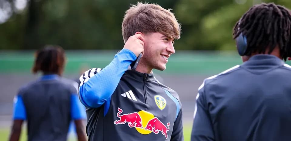 Futbolchi trening paytida bir-biri bilan suhbatlashmoqda