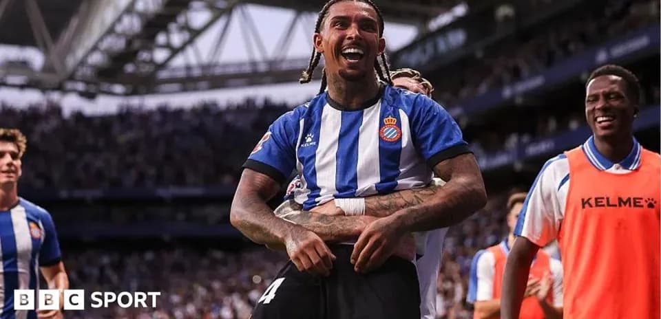 Futbolchi goli uchun quvonch bilan nishonlayapti