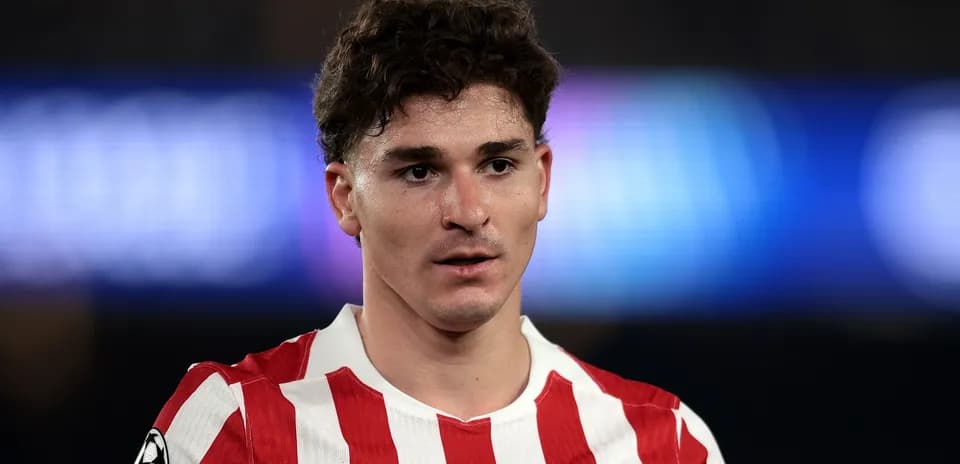 Futbolchi Atlético Madrid futbol formasida
