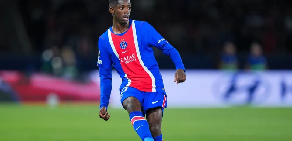 O'yinchi PSG formasida to'pni nazorat qilmoqda