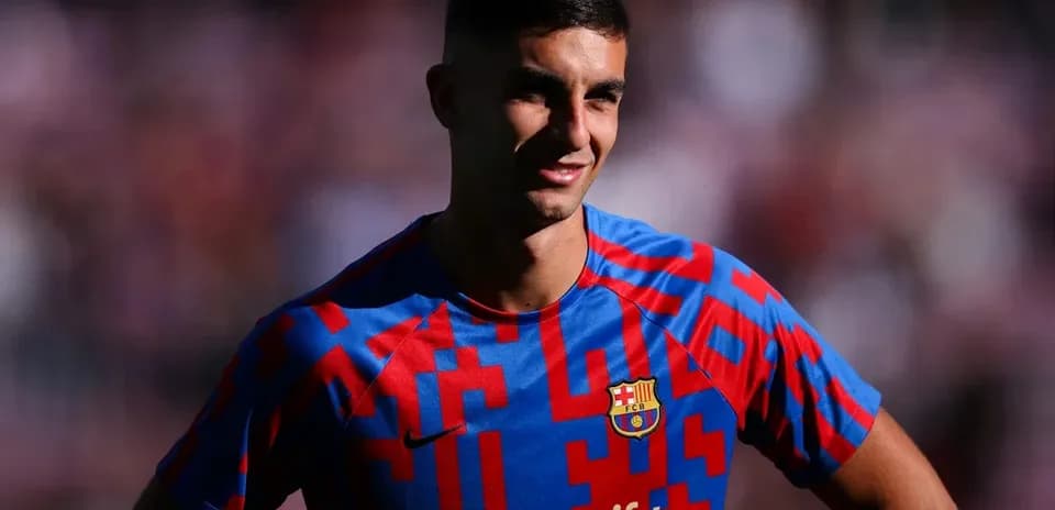 Futbolchi Barcelona formasida tasvirlangan