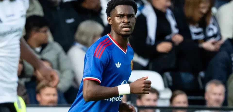 Futbolchi maydonda o'yin davomida harakatda
