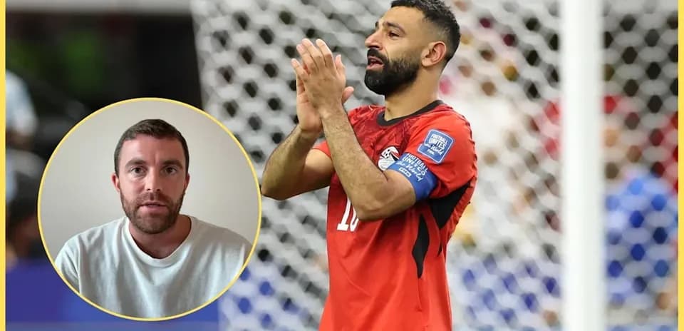 Futbolchi o'yin davomida qo'lini ko'tarib turibdi