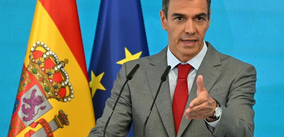 Maqsadli nutq so'zlayotgan erkak, Ispaniya bayrog'i ortida