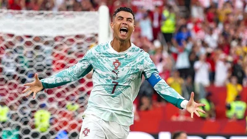 Futbolchi Ronaldo gollarni nishonlayapti