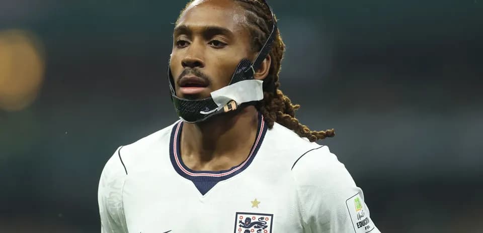 Futbolchi o'yin davomida himoya niqobida