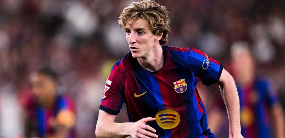Futbolchi Barcelona formasida o'yin o'tkazmoqda