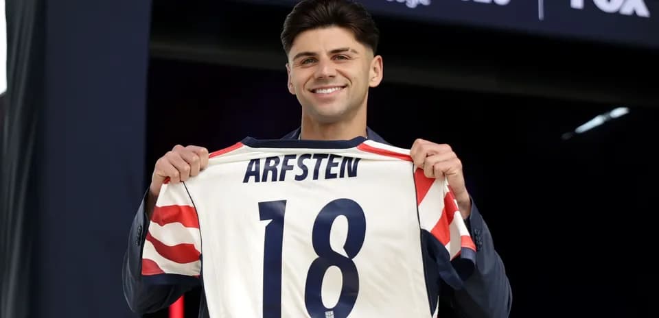 Futbolchi Arfsten raqamini ko'tarib turibdi