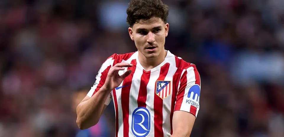 Futbolchi Atletico Madrid formasida maydonda