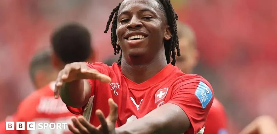 Futbolchi gollarni nishonlayotgan o'yinchi