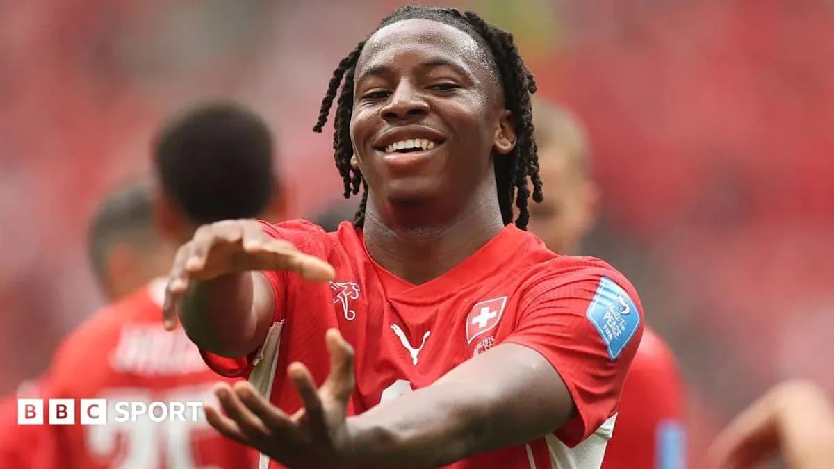 Futbolchi gollarni nishonlayotgan o'yinchi Futbolchi gollarni nishonlayotgan o'yinchi