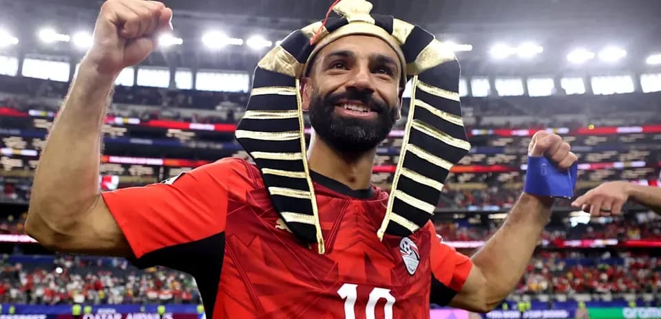 Futbolchi Misrni qiyofasida quvonch bilan