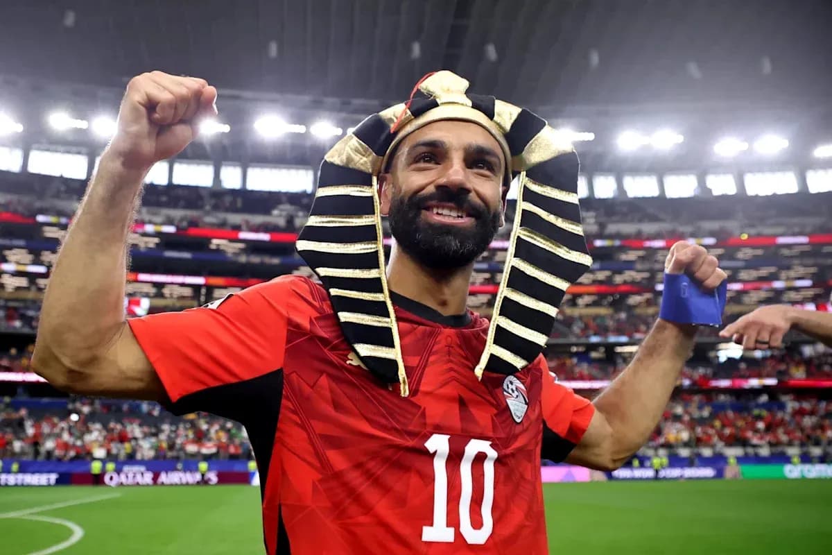 Futbolchi Misrni qiyofasida quvonch bilan Futbolchi Misrni qiyofasida quvonch bilan