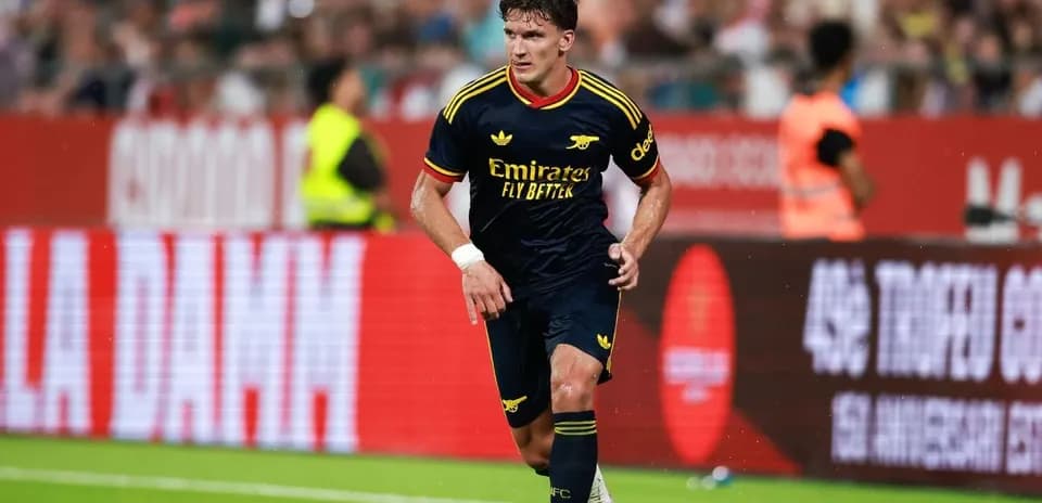 Futbolchi to'pni ushlab, maydon bo'ylab yurmoqda