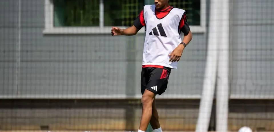 Futbolchi mashg'ulotda to'p bilan shug'ullanmoqda