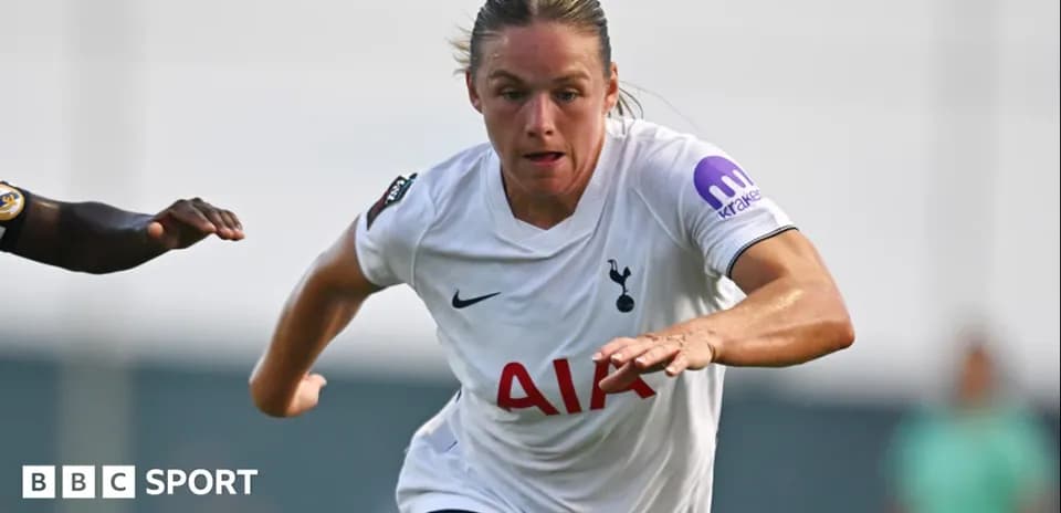Futbolchi to'plarni ushlashga harakat qilmoqda