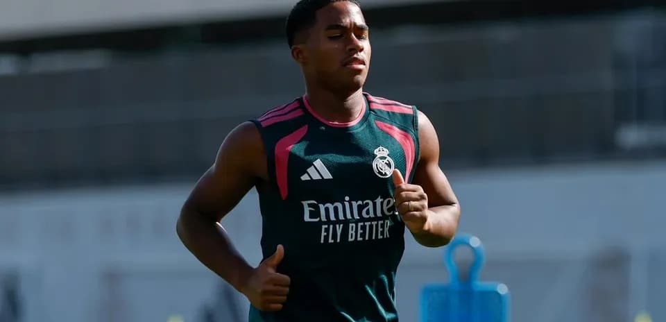 Futbolchi Real Madrid mashg'ulotida yugurmoqda