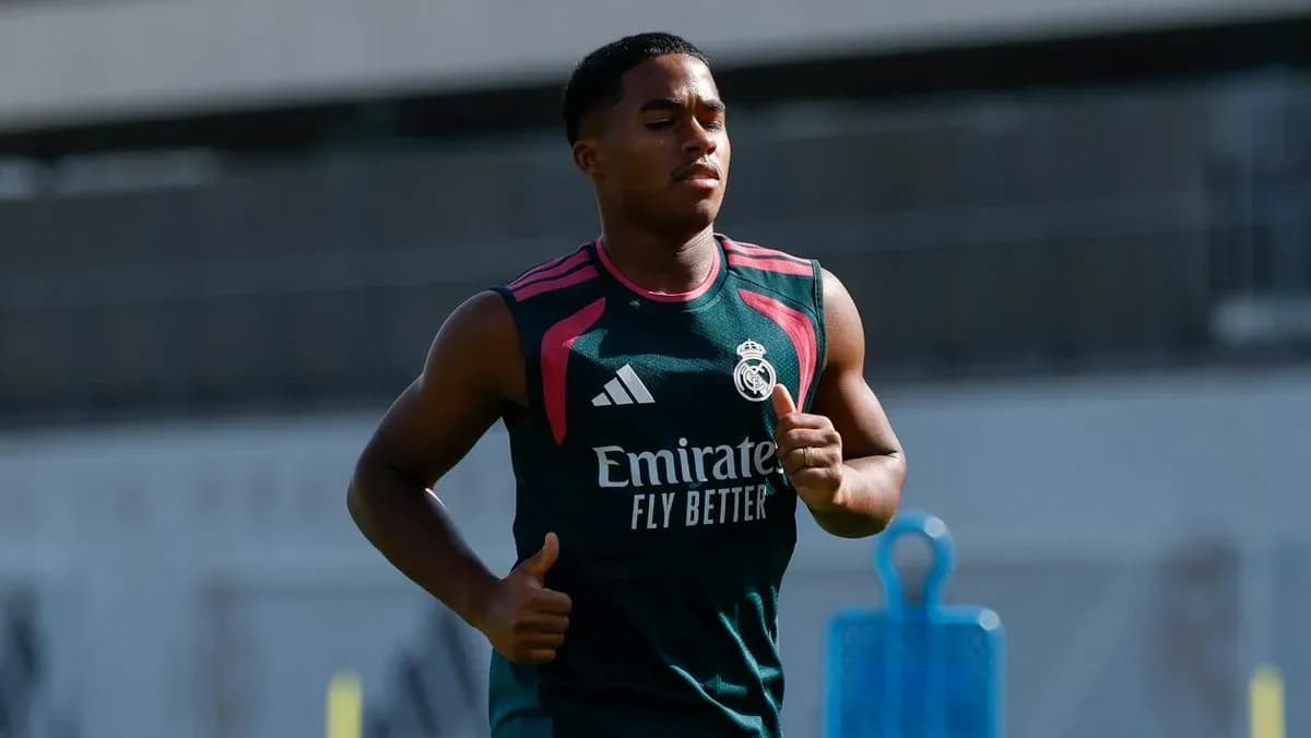 Futbolchi Real Madrid mashg'ulotida yugurmoqda